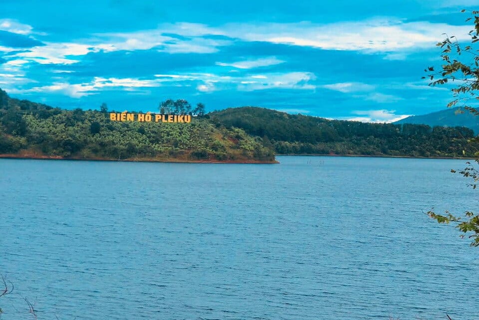 Bien Ho is likened to a colossal 'green lung' for Pleiku, providing fresh, cool air year-round. The ...