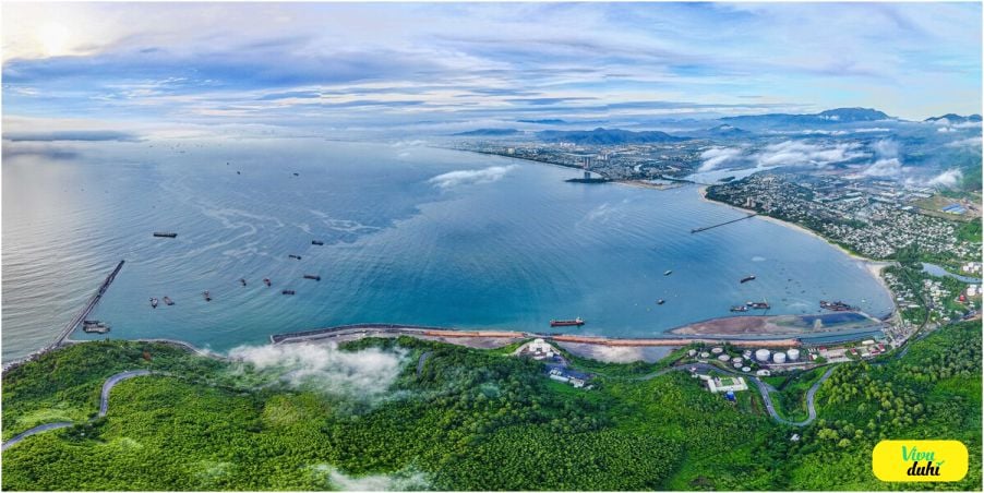 Surrounded by rustling green coconut groves and the gentle whispers of the waves, My Khe offers a se...