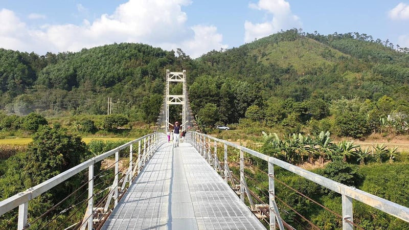 Na Lang Suspension Bridge, located on National Highway 18 in Binh Lieu town, is an ancient and charm...