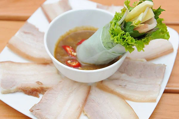 Hòa Đa rice paper truly shines when wrapped with steamed or boiled ocean tuna served hot, accompanie...