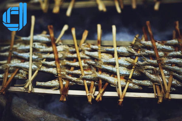 Khi chín, cá có màu vàng sậm óng ánh, thơm phức mùi khói than, thịt chắc ngọt, giòn tan và có thể ăn...