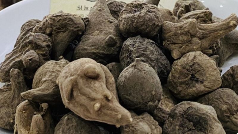 The soul of this porridge is the au tau root, a common plant in the Northern provinces of Vietnam, e...