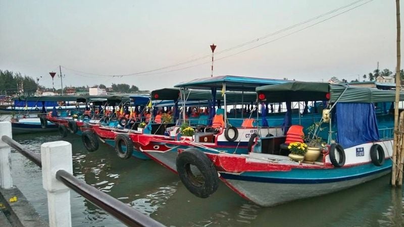 Cai Rang Floating Market is not too far from Ninh Kieu Wharf, the tourist hub of Can Tho. You can ea...