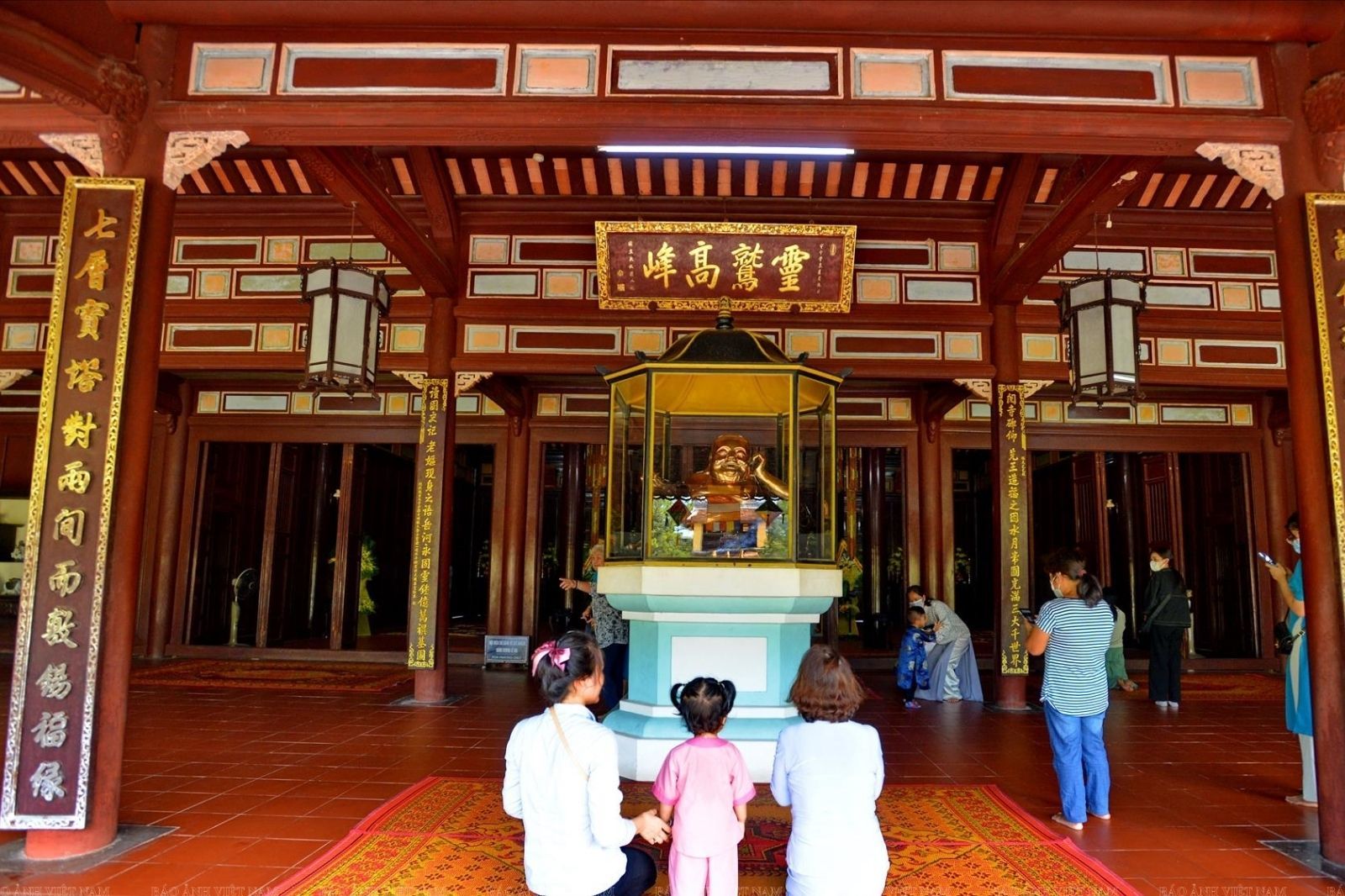 Nestled within the serene grounds of Thien Mu Pagoda are its principal spiritual structures: Dai Hun...