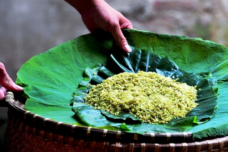 Com Lang Vong is not just a food item but also a cultural icon, a meaningful gift from Hanoi. As aut...