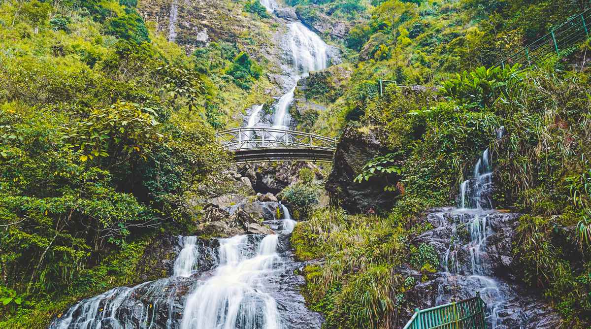 At the foot of O Quy Ho Pass, on the Sapa side, majestic waterfalls reside, adding to the beauty of ...