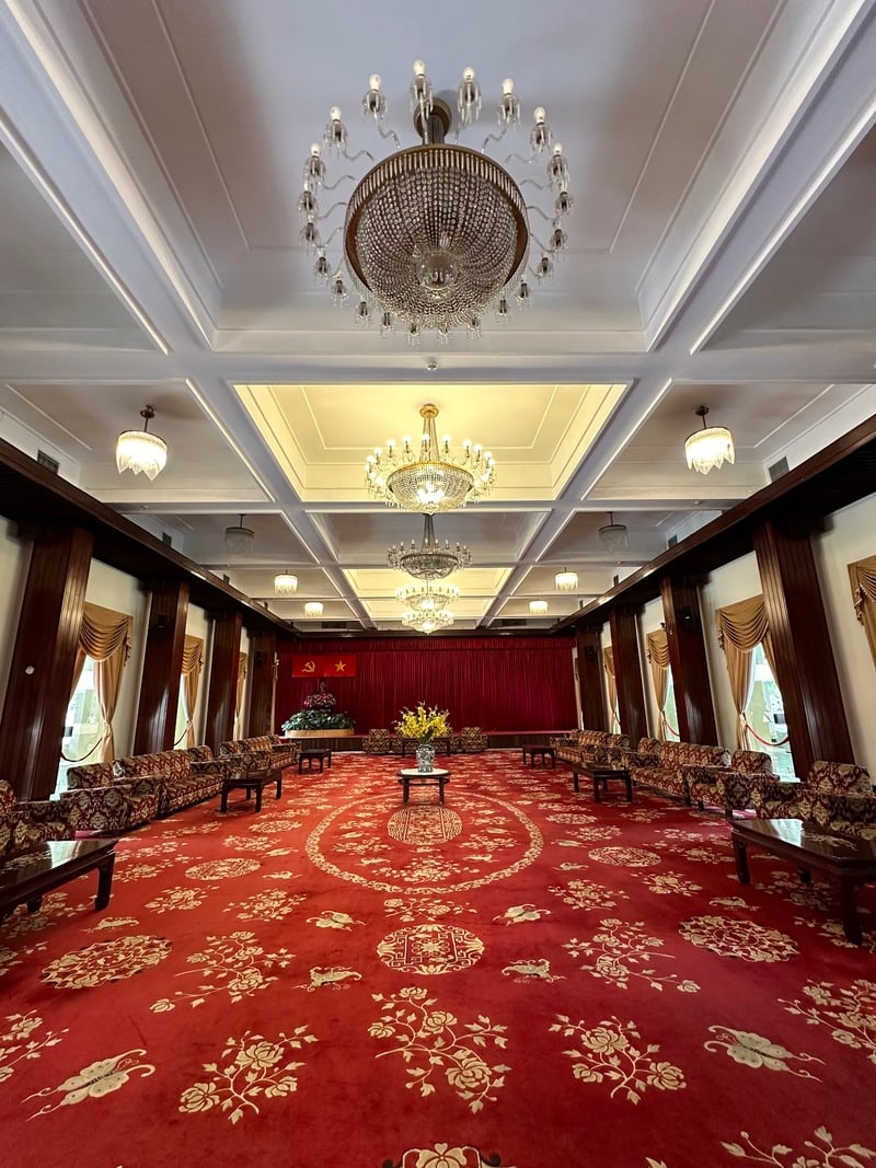 Among the fixed rooms, the State Reception Hall (Phòng Khánh Tiết) and the Grand Banquet Hall (Phòng...