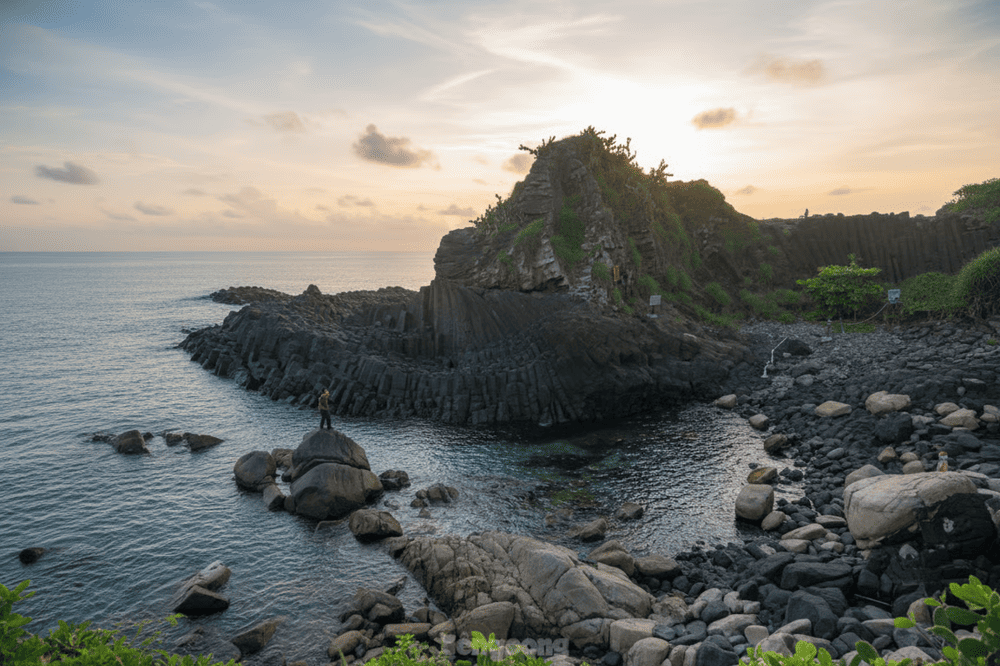 The intense allure of Ganh Da Dia lies in its thousands of hexagonal, pentagonal, and quadrilateral ...