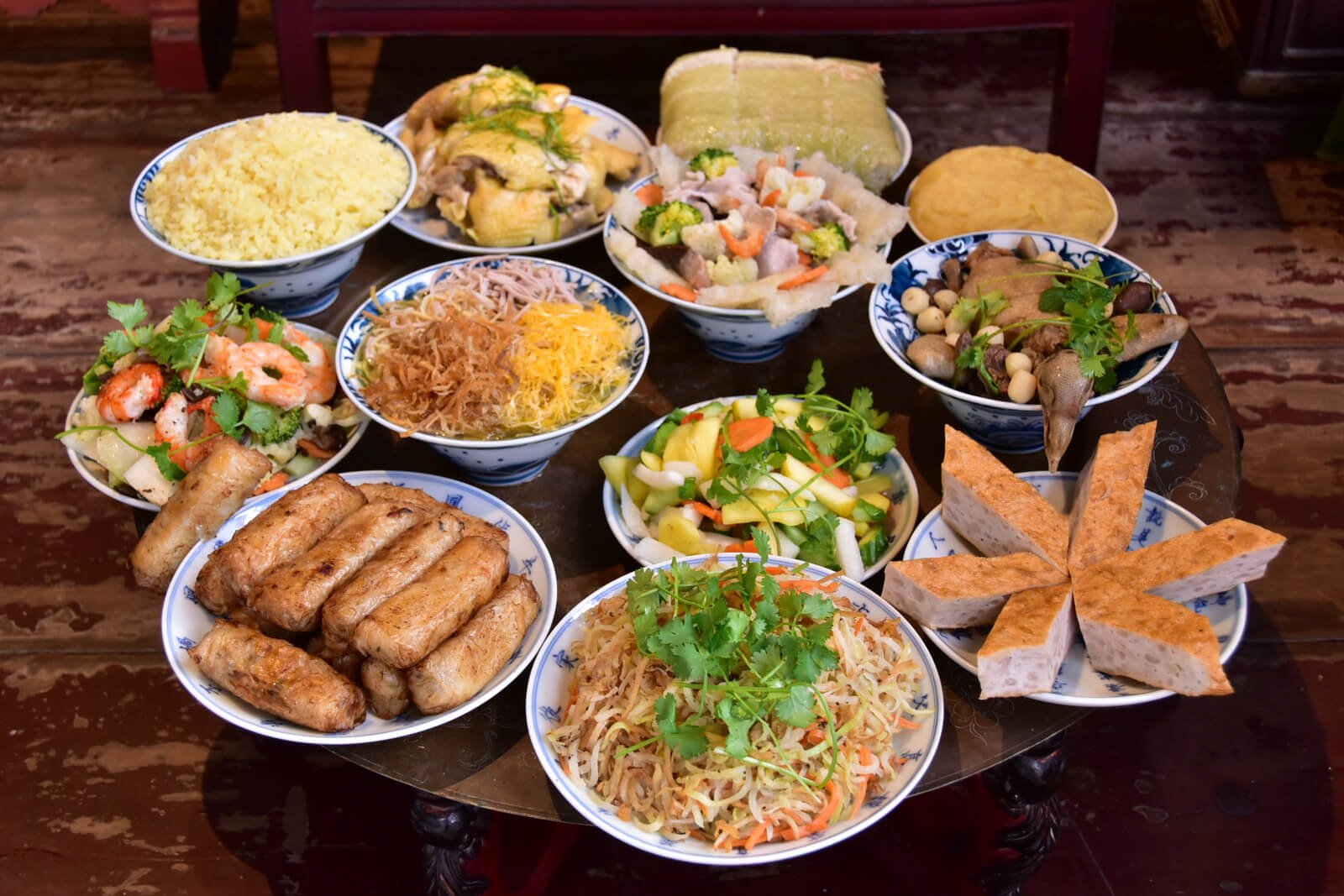 The Bat Trang Feast (Cỗ Bát Tràng): A National Culinary Treasure.
Beyond its traditional pottery, Ba...