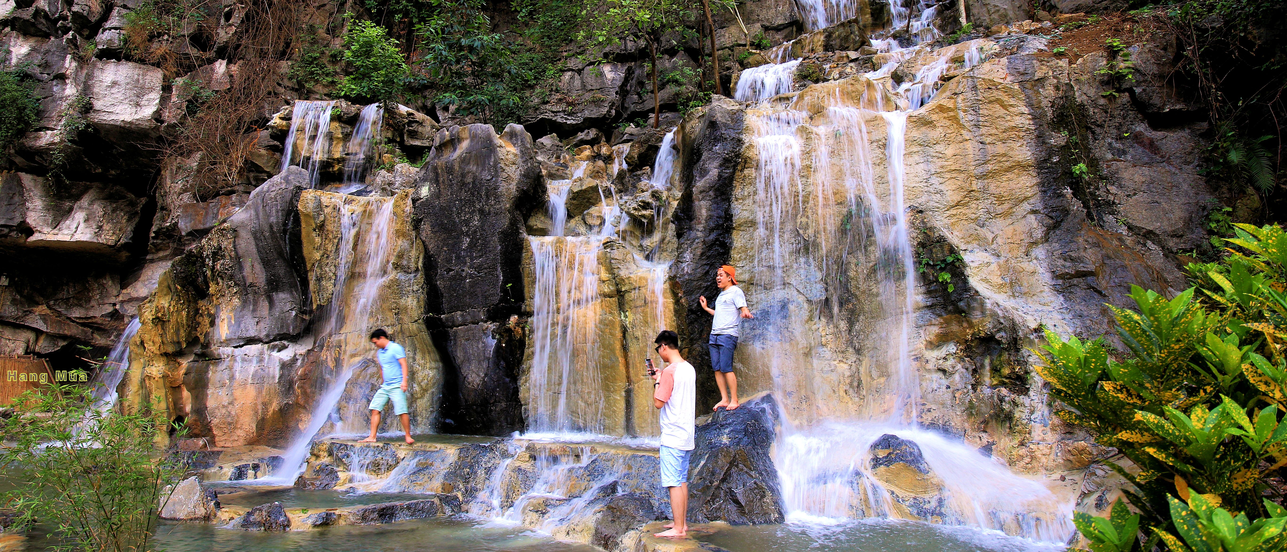 The highlight that defines Múa Cave is the path leading to Ngọa Long Peak (Múa Mountain), featuring ...