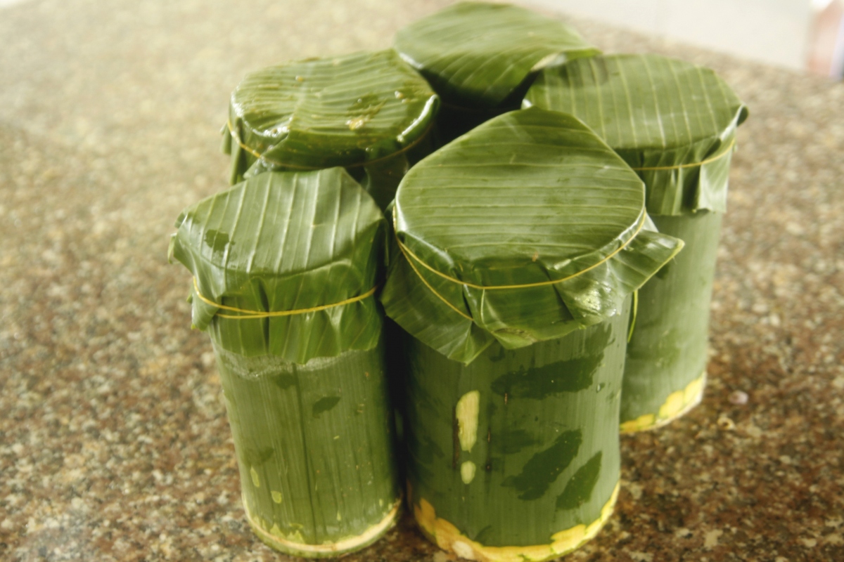 Serve the hot Heo lai nướng ống tre with zesty green chili salt and fresh herbs. The spicy, fragrant...