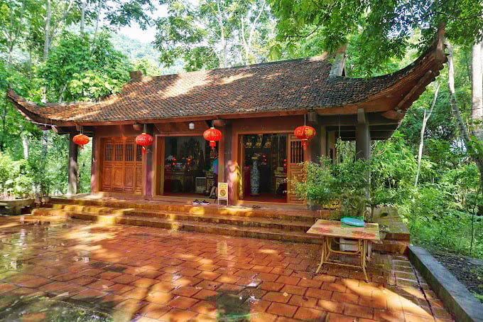 Đền An Mã, một ngôi đền cổ kính được trùng tu vào năm 2006, tọa lạc trên đảo An Mã giữa hồ Ba Bể. Ng...