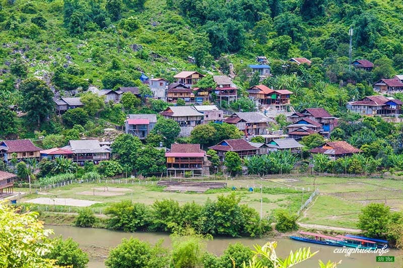Bản Pác Ngòi, một ngôi làng bình yên của đồng bào dân tộc Tày, nép mình bên bờ sông Lèng và hồ Ba Bể...