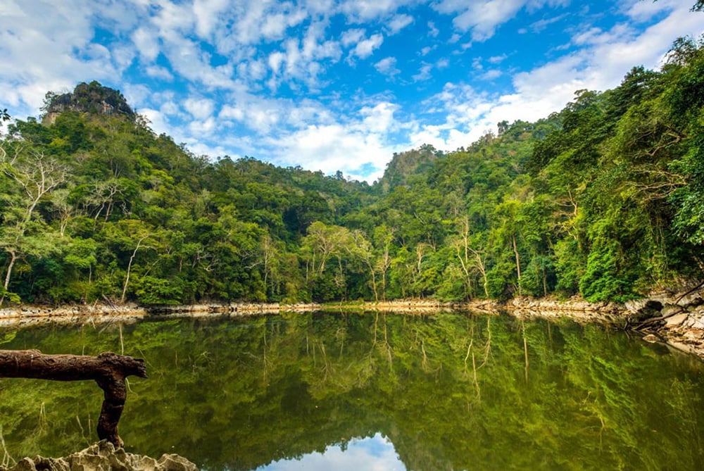 Ẩn mình cách hồ Ba Bể khoảng 100m là Ao Tiên, một hồ nước nhỏ nhưng mang vẻ đẹp huyền ảo, như bước r...