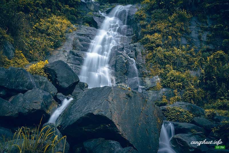 Thác Bạc Bản Vàng, tọa lạc tại xã Hoàng Trĩ, vùng đệm Vườn Quốc gia Ba Bể, là một dải lụa trắng xóa ...