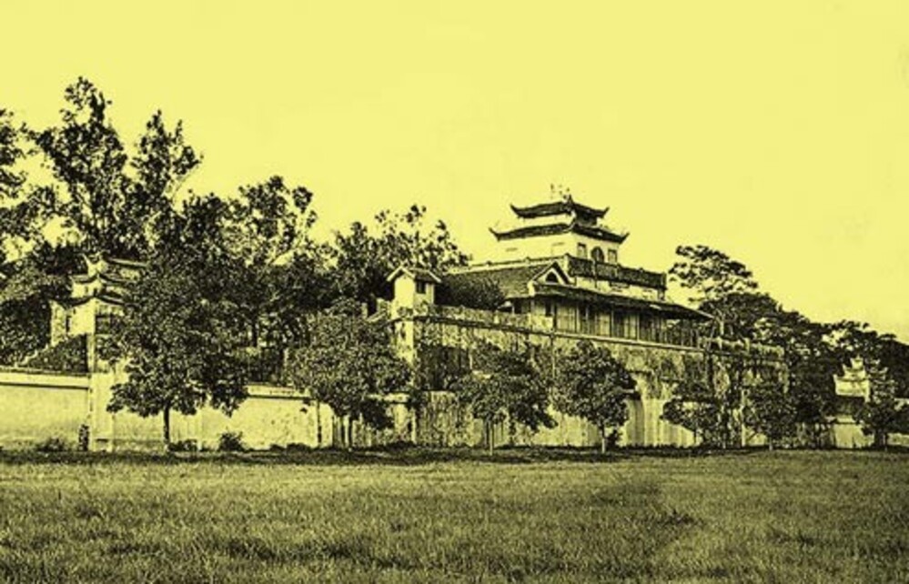 Behind Điện Kính Thiên lies Hậu Lâu, also known as the Princess's Pavilion, a tranquil and secluded ...