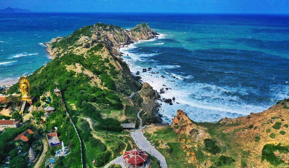 Not far from Kỳ Co, Eo Gió emerges as a natural "masterpiece," a small, lush green bay nestled betwe...