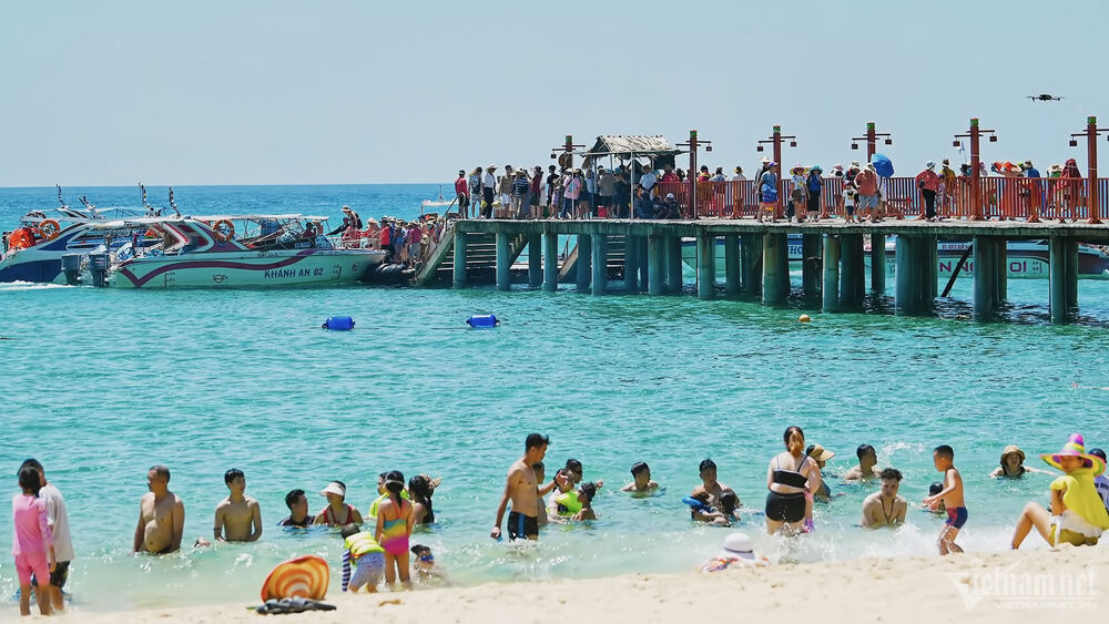 Kỳ Co invites you to immerse yourself in its emerald, crystal-clear waters. The long stretch of fine...