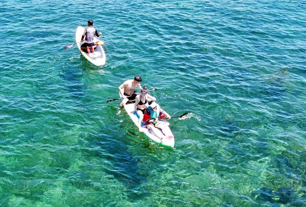 Nếu bạn khao khát một trải nghiệm phiêu lưu nhẹ nhàng, hãy thuê một chiếc thuyền kayak và tự mình kh...