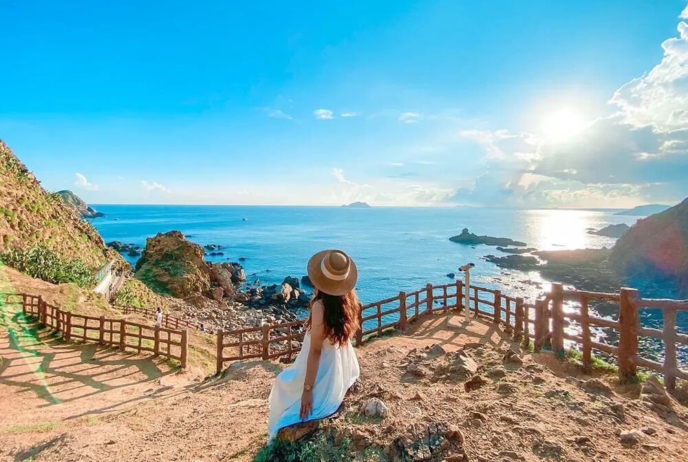 Với cảnh quan hùng vĩ, độc đáo từ những ghềnh đá nhiều hình thù đến con đường đi bộ ven biển uốn lượ...