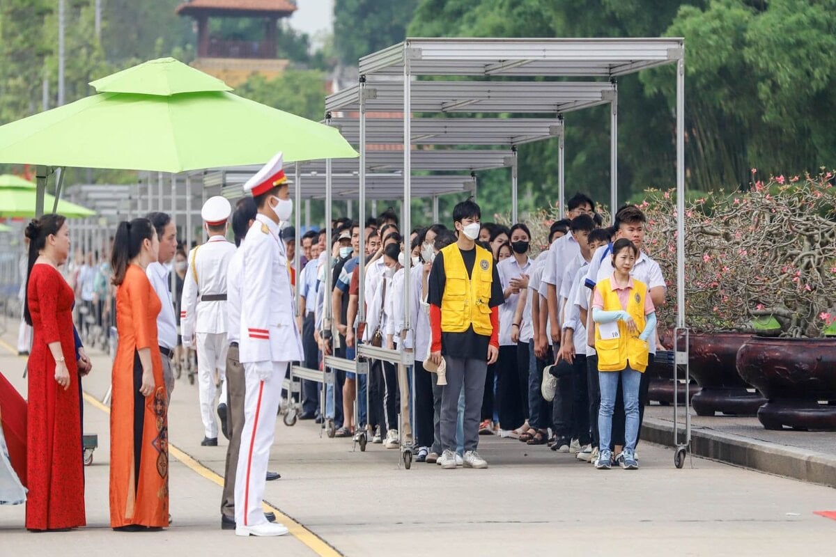 When visiting the Ho Chi Minh Mausoleum, a sacred and solemn site, attire is a crucial element refle...