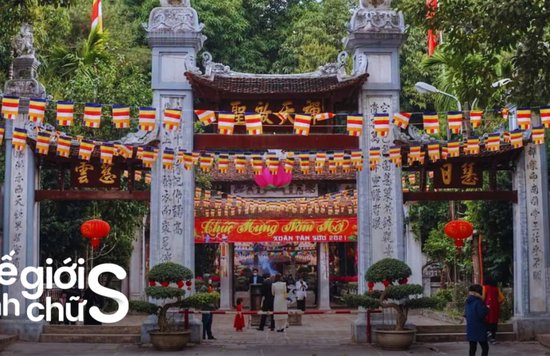 Within Duong Lam, the ancient houses are invaluable cultural treasures. Notably, Bà Điền's ancient h...