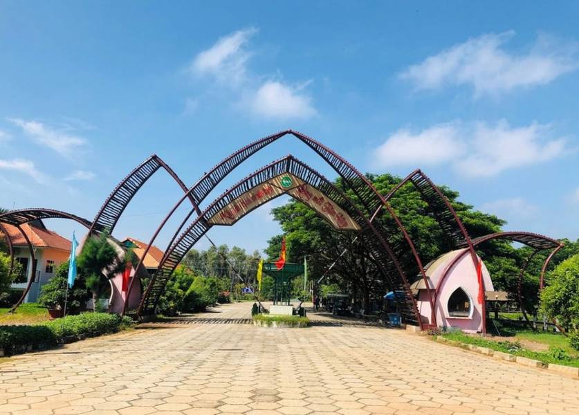 Tan Lap Floating Village is situated on National Highway 62, in Tan Lap Commune, Moc Hoa District, L...