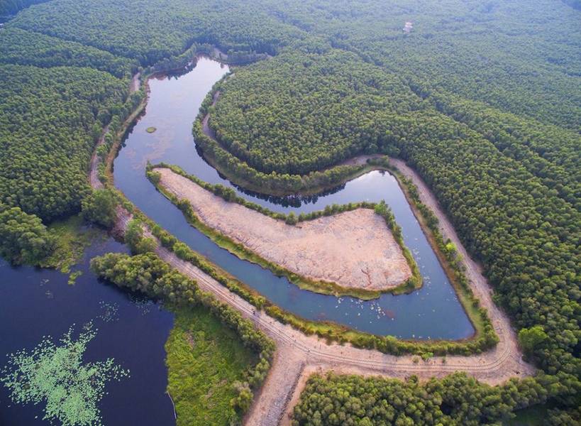 Tan Lap Floating Village boasts countless unique 'Instagrammable' spots, from the 18-meter-high Obse...