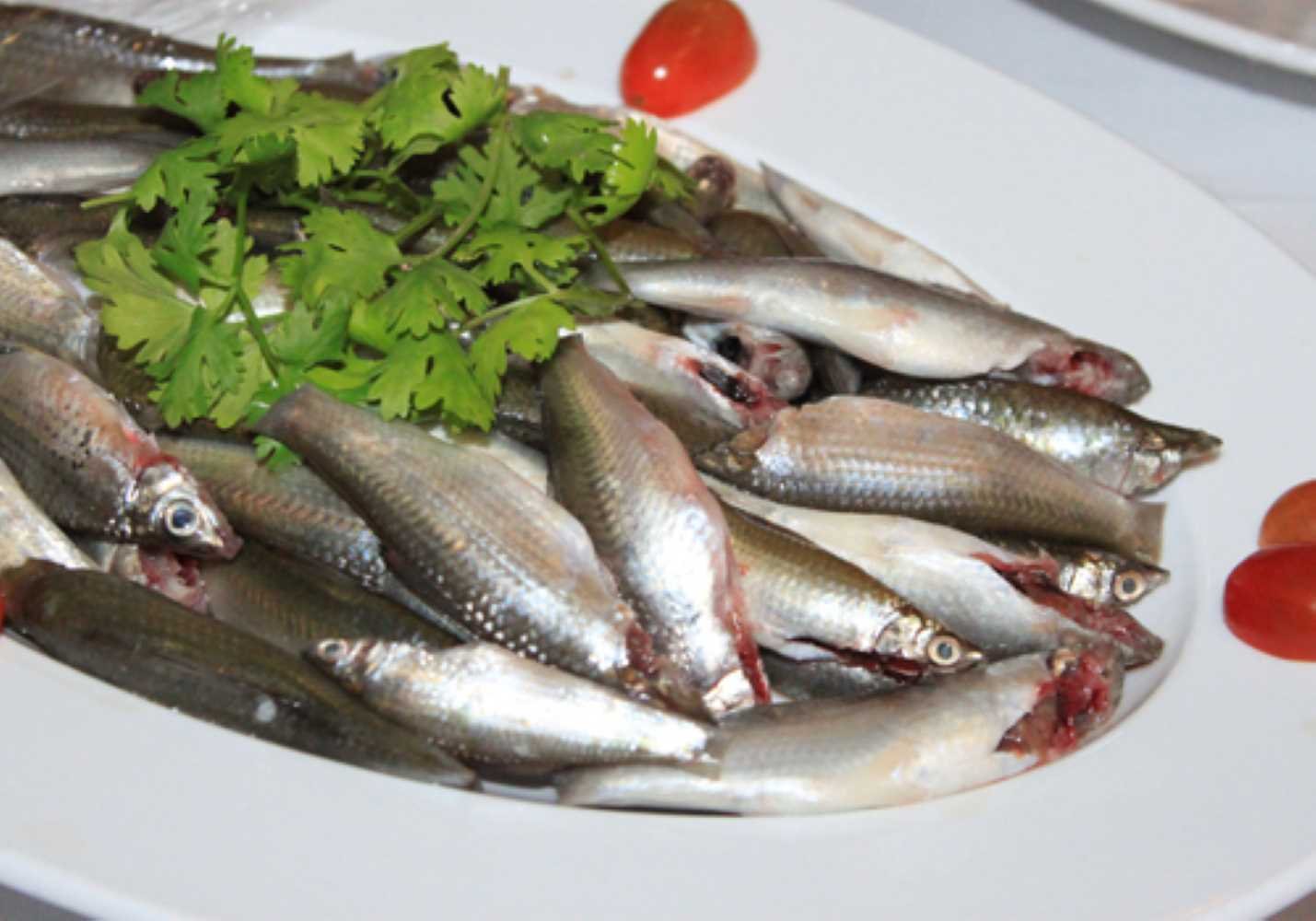 The primary ingredients for the hotpot include 500 grams of linh fish, 300 grams of điên điển flower...