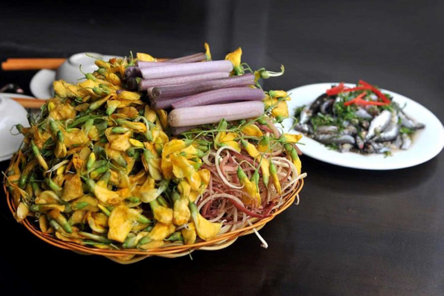 To savor the sour hotpot with cá linh and điên điển flowers in true style, wait for the broth to boi...