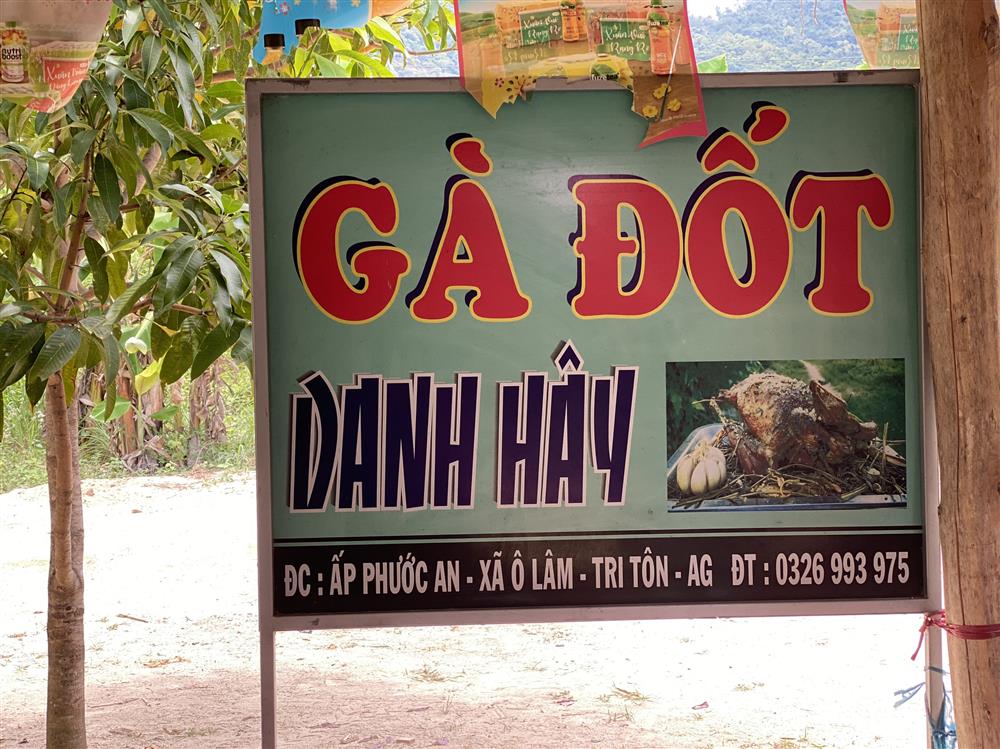 For the most authentic taste of Ô Thum chicken roasted with chúc leaves, head straight to Tri Tôn di...