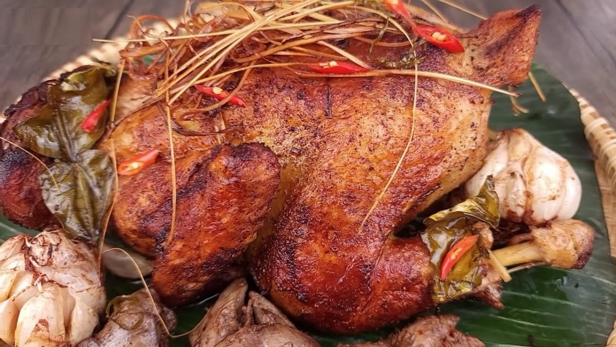 When finished, Ô Thum chicken roasted with chúc leaves emerges with a stunning golden sheen and an i...