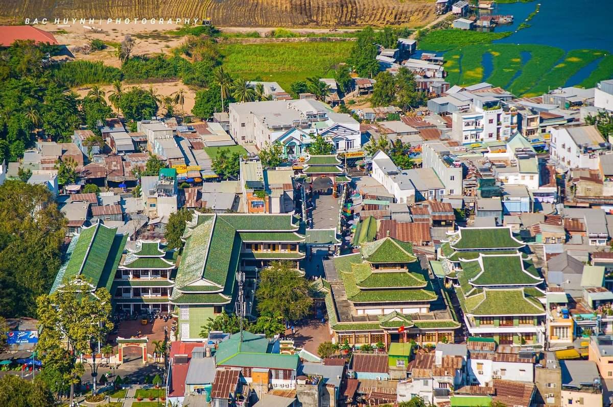 The current Mieu Ba Chua Xu boasts exceptionally unique architecture, harmoniously blending traditio...