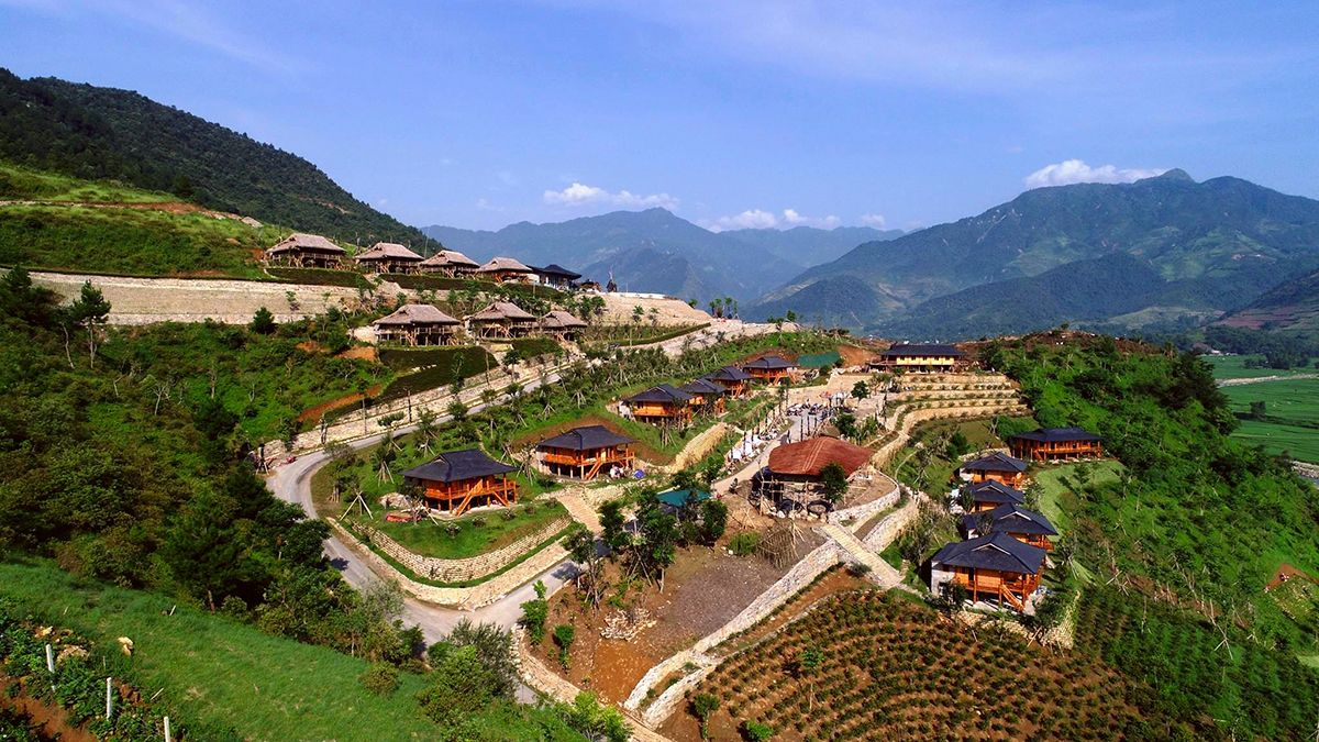 Tú Lệ, a poetic valley nestled at the foot of Khau Phạ Pass, is often likened to a "gem in the blue ...