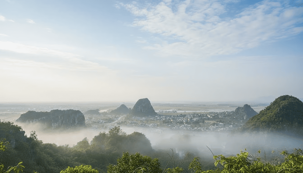 Nằm kề núi Thủy Sơn và hướng về phía biển, Mộc Sơn hiện lên trầm mặc với sắc thái hoang sơ, tách biệ...