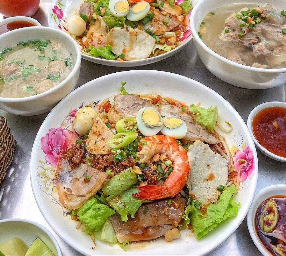 Hủ tiếu khô Cần Thơ, với nguồn gốc từ Sa Đéc, gây ấn tượng mạnh bởi sợi bánh mềm dai đặc trưng, được...