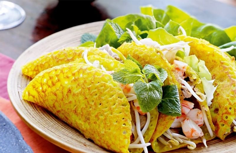 Khác với bánh xèo miền Trung, bánh xèo Cần Thơ sở hữu kích thước ấn tượng như chiếc mâm nhỏ, được đổ...