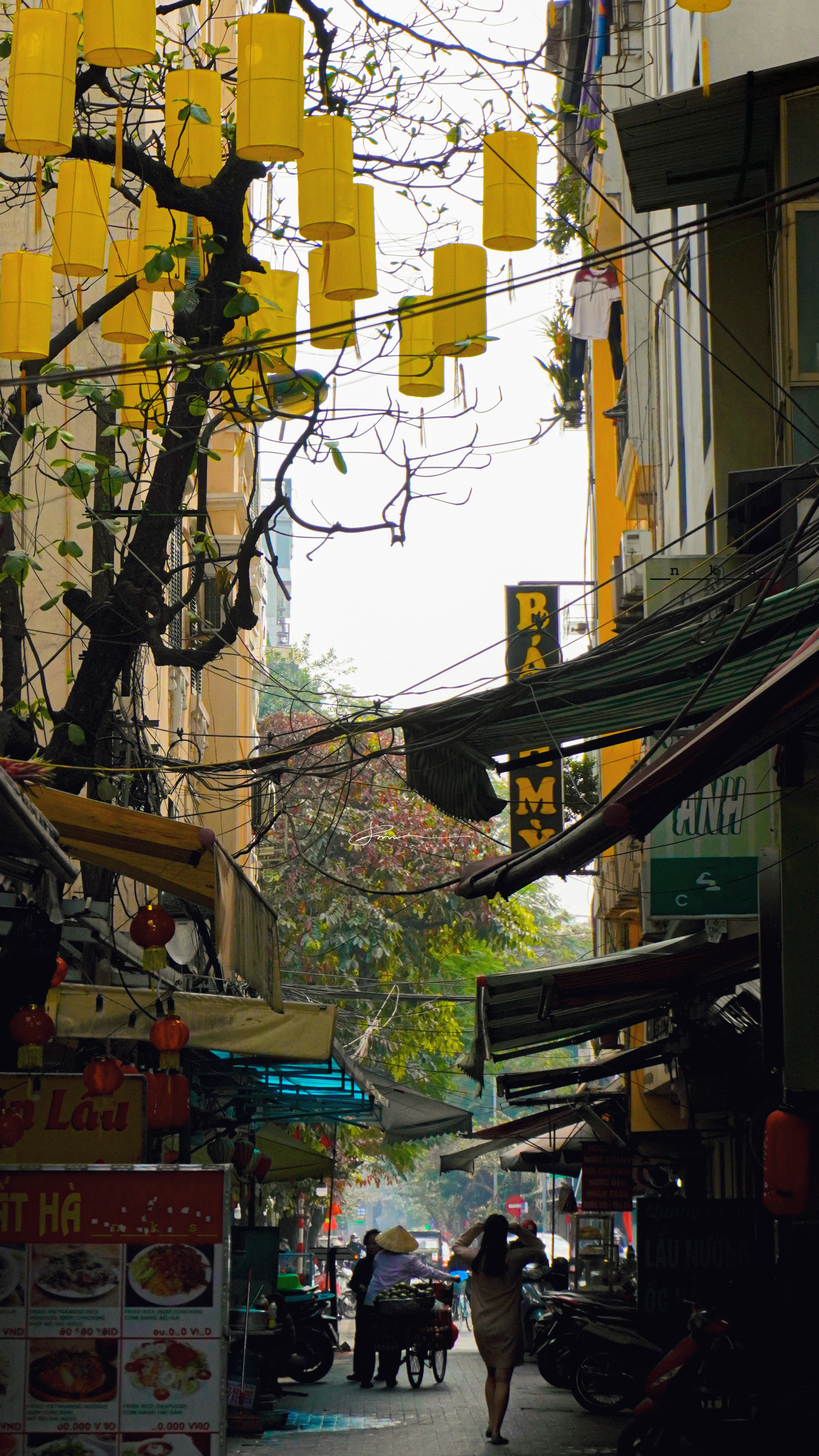 The history of the Old Quarter dates back to the Ly – Tran dynasties, when residents from surroundin...