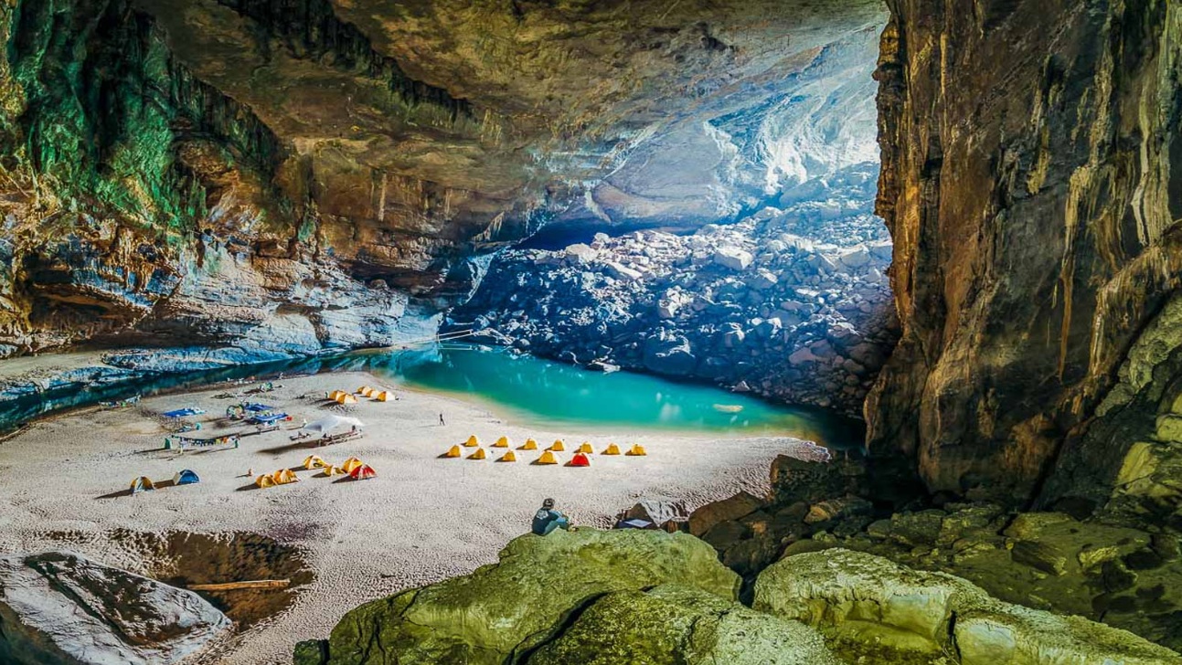 En Cave (Hang Én), the world's third-largest cave, is a picturesque masterpiece of mountains and wat...