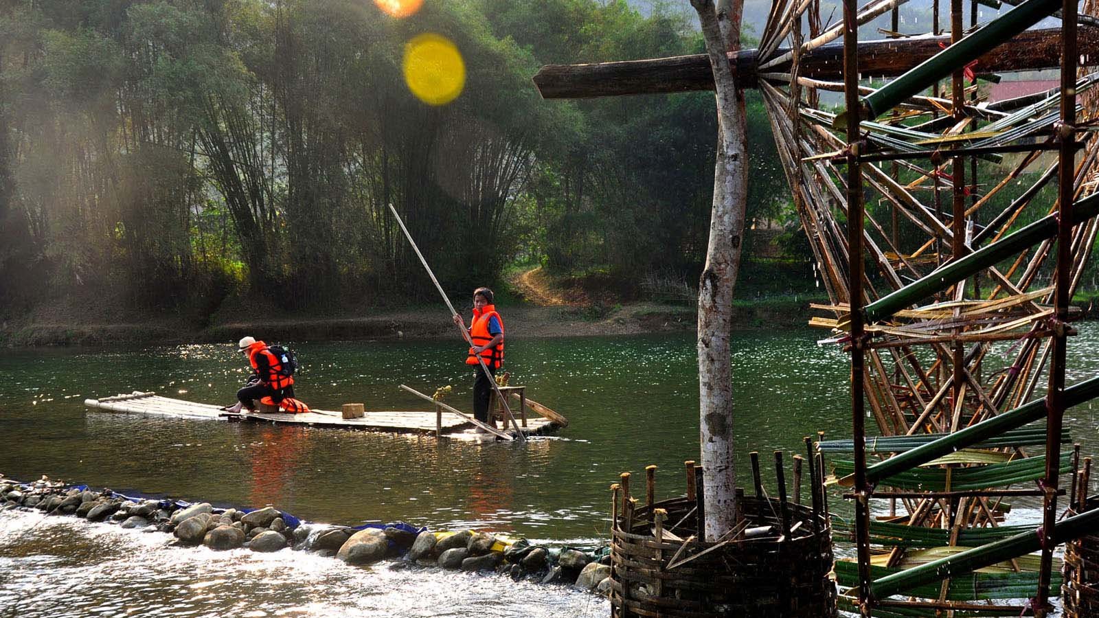 Làng Tôm and Suối Chàm, located about 11km from Hiêu Waterfall, are famous for their giant waterwhee...