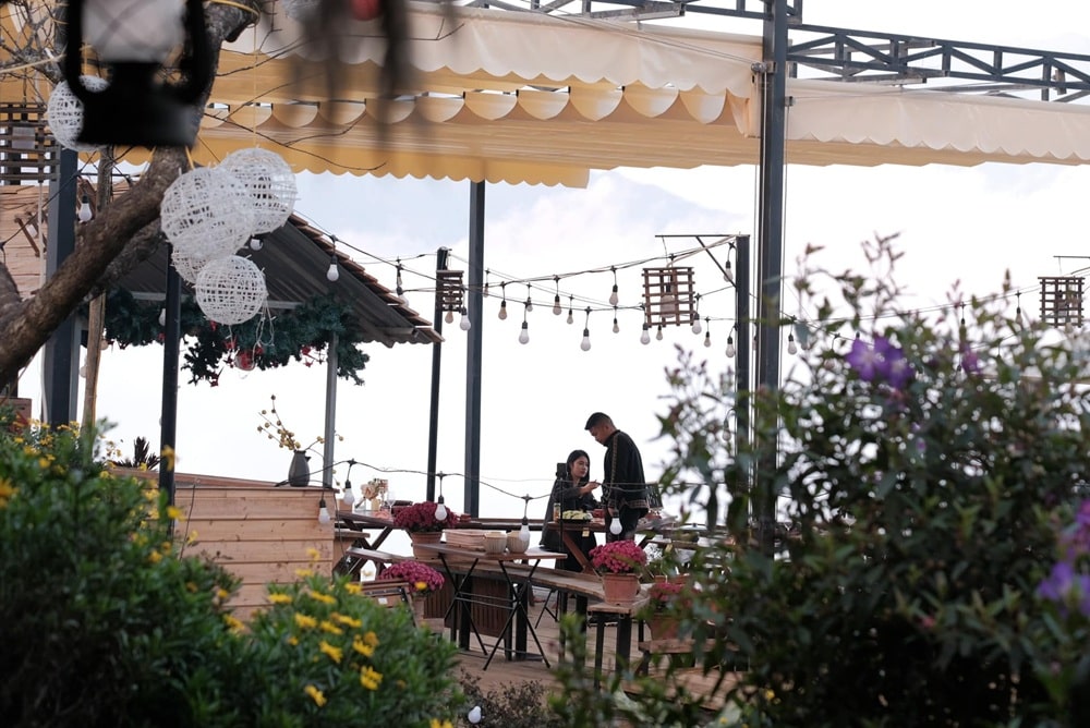 For a complete Tà Xùa exploration, choosing a cozy homestay with stunning views is essential. Homest...