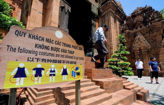 To ensure a harmonious and respectful visit to this sacred site, please observe a few key guidelines...