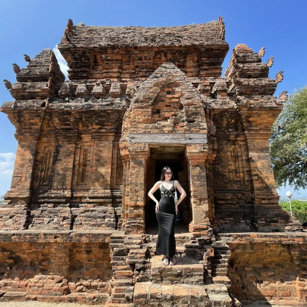 Located to the south of the complex, the Fire Tower (Kos Ghai) stands out with its curved, boat-shap...