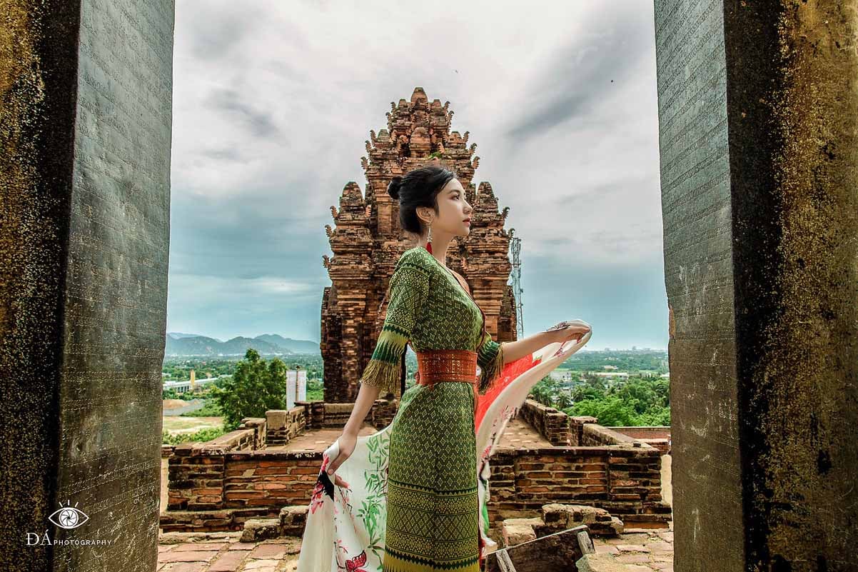 Trên cổng đá của Tháp Chính, và nhiều nơi khác trong cụm di tích, bạn sẽ bắt gặp những ký tự chạm kh...