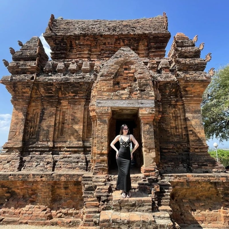 Tháp Po Klong Garai với vẻ đẹp cổ kính, bí ẩn giữa khung cảnh thiên nhiên hùng vĩ là một phông nền '...