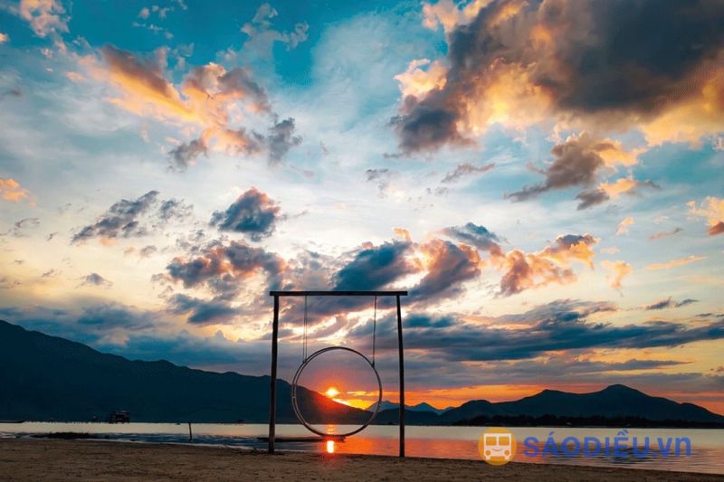 Cảnh Dương Beach, located near Chân Mây port, is a "hot" spot not to be missed, especially among you...