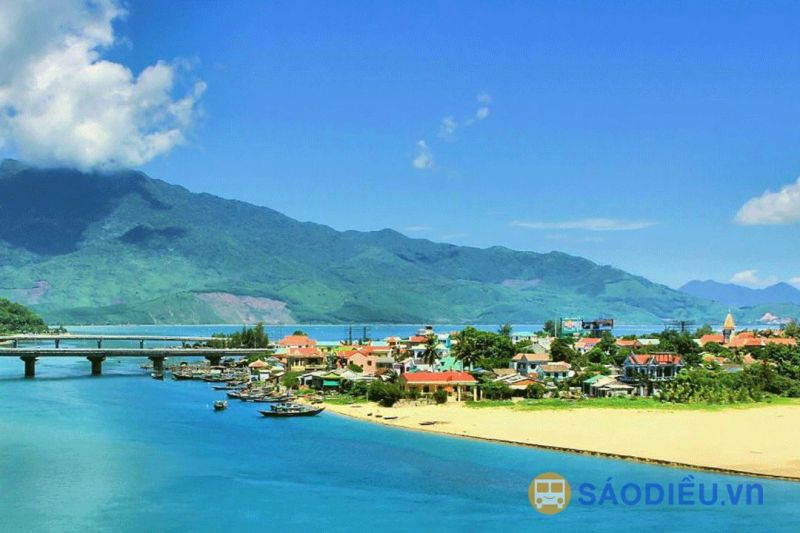 Upon arriving in Lăng Cô, your first desire will surely be to immerse yourself in the emerald waters...