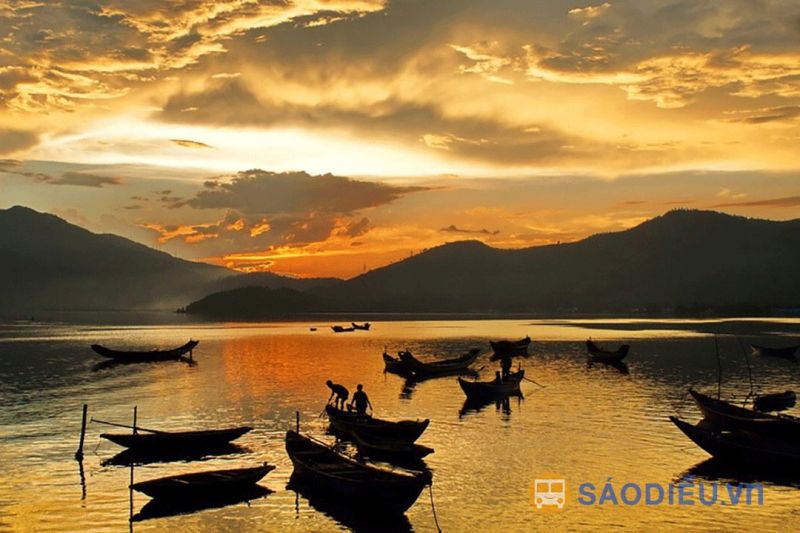 Lập An Lagoon, also known as An Cư Lagoon, is another hidden gem of Lăng Cô. Located west of the bay...