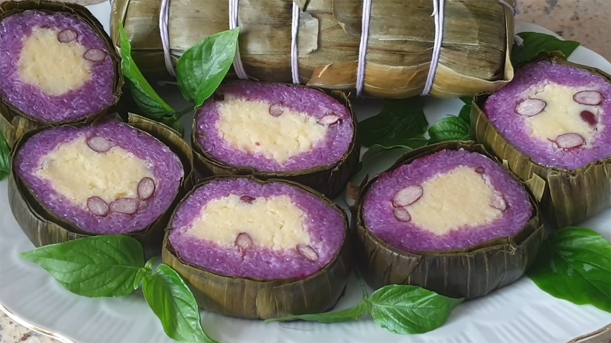 The cake-making process demands meticulous care: selecting premium rice, harvesting fresh lá cẩm to ...