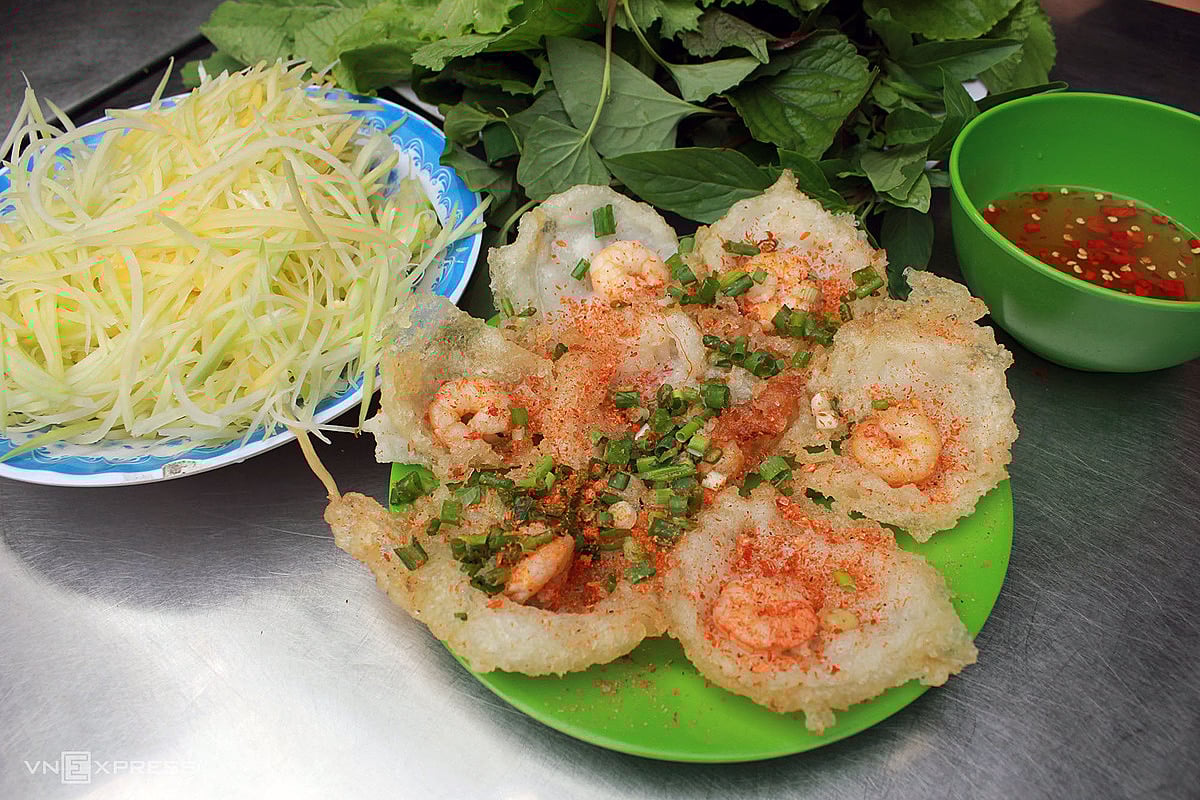 When it comes to Vung Tau's specialties, Bánh Khọt is undoubtedly the first name that comes to mind....